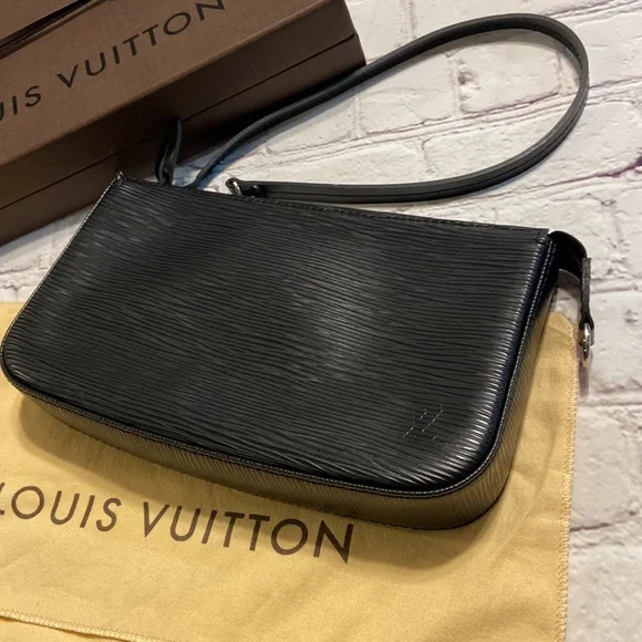 Louis Vuitton - Picture 10 of 11